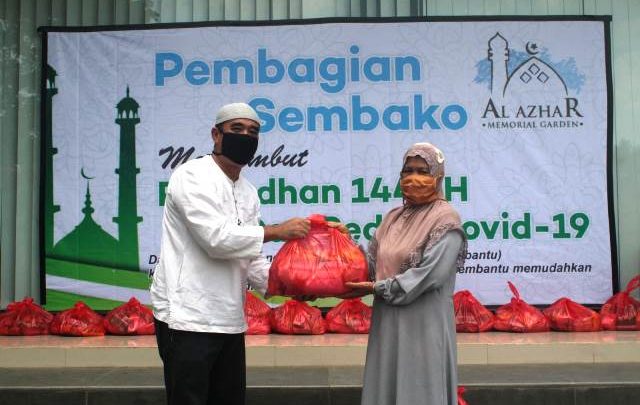 Pembagian sembako Al Azhar Memorial Garden