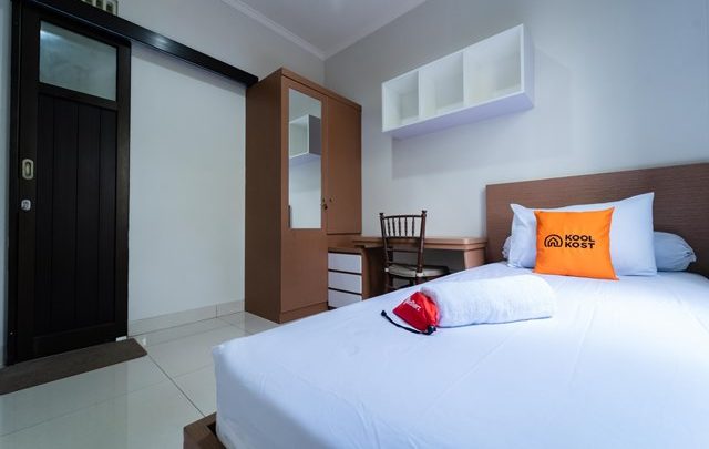 RedDoorz menata kamar tidur