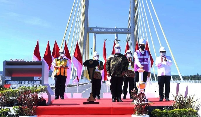 Presiden Jokowi meresmikan Jembatan Teluk Kendari