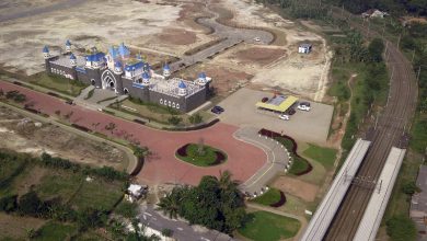 Modernland Cilejit berada persis di sebelah stasiun commuterline Cilejit