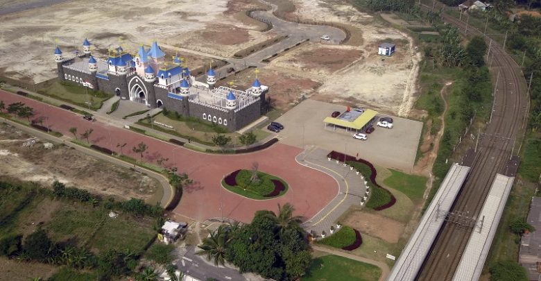 Modernland Cilejit berada persis di sebelah stasiun commuterline Cilejit