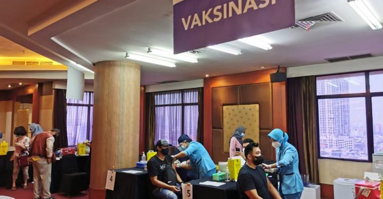 Ribuan Pelayan Publik di Mall Jalani Vaksin di ITC Mangga Dua