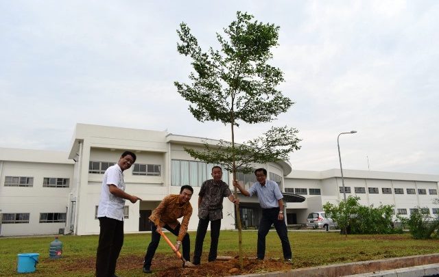 Kota Deltamas Gelar Penanaman Pohon di Cikarang Japanese School