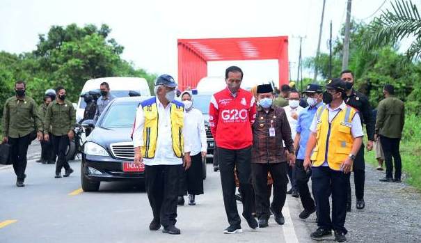 Presiden Jokowi Tinjau Proyek Peningkatan Kualitas Jalan Kota Jambi ke Muara Sabak OK