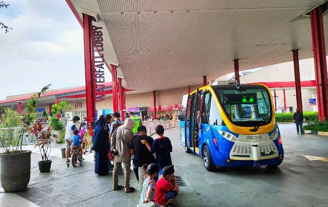 Masyarakat Antusias Mencoba Kendaraan Listrik Otonom di QBig BSD City