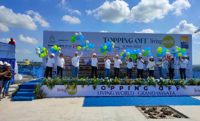 Topping Off Living World Grand Wisata