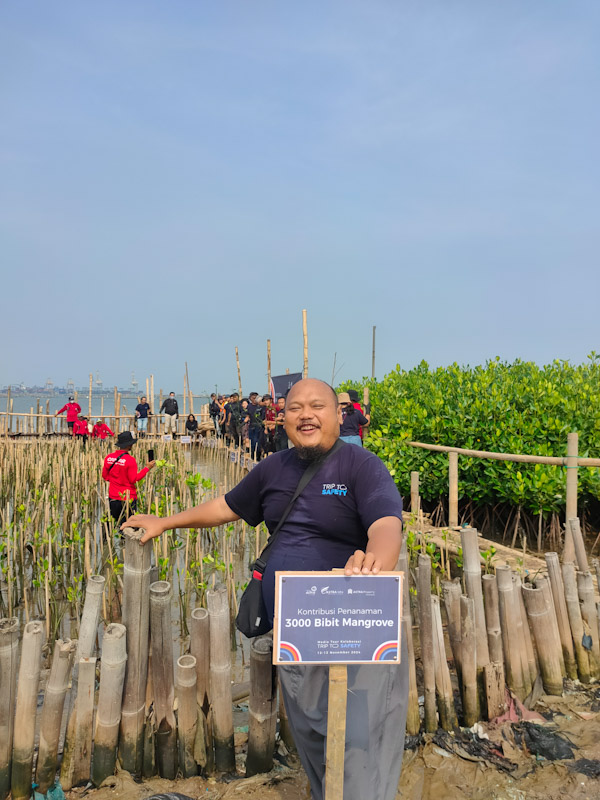 Asuransi Astra, Astra Infra, dan Astra Property Bersinergi Dukung Net Zero Emission Melalui Penanaman Mangrove di Semarang